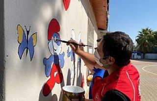 Gönüllü gençler her hafta bir okul boyuyor