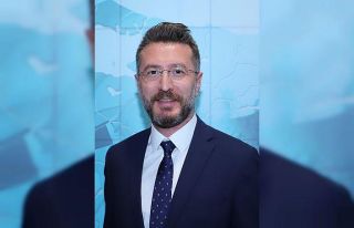 Göreve yeni gelen başkan çiçek yerine belediyenin...