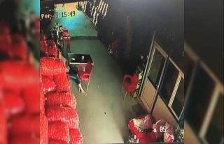 Gözlerine baka baka cep telefonlarını çaldı