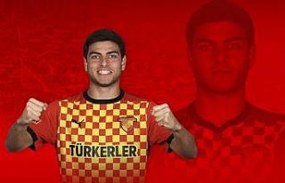 Göztepe’de 3 genç profesyonel oldu