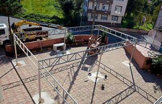 Gülüç Belediyesi cami cemaati için sundurma yapıyor