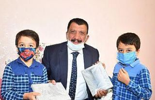 Gürkan’dan öğrencilere tablet sürprizi