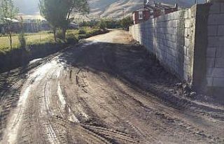 Güroymak’ta sulama kanalları ve imar yollarında...