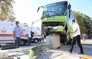 Hafif ticari araç ile çarpışan halk otobüsü...