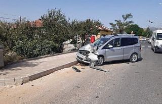 Hafif ticari araç ile otomobil çarpıştı, 4 kişi...