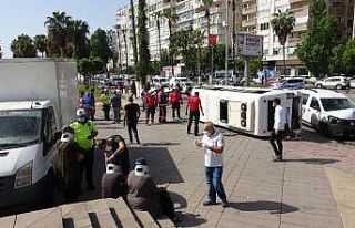 Hafif ticari aracın çarptığı yolcu minibüsü...