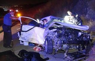 Hafif ticari araçla otomobil çarpıştı: 4 ölü,...