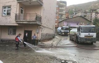 Hakkari itfaiyesi cadde ve sokakları yıkadı