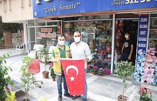 Haliliye’den vatandaşlara Türk Bayrağı hediyesi