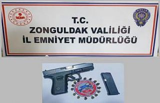 Hapis cezası ile aranan şahsı ruhsatsız silahla...