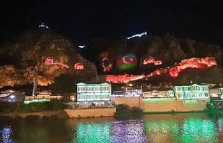 Harşena Dağı kırmızı, yeşil ve mavi renklere...