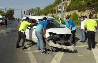 Hasta taşıyan ambulans Telekom araçıyla çarpıştı:...