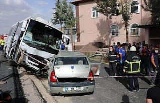 Hasta taşıyan midibüsle otomobil çarpıştı:...