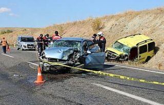 Hatalı sollama yapan otomobil taksi ile çarpıştı:...