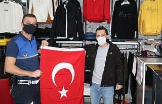 Havza Belediyesi’nden esnafa bayrak