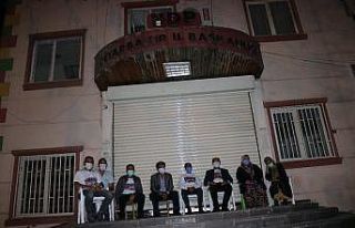 HDP önünde evlat nöbeti tutan aileler, gece nöbetine...