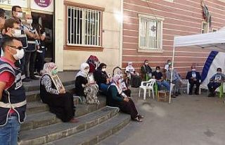 HDP önündeki evlat nöbeti direnişine bir aile...