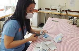 HEM kursiyerleri imeceyle maske dikiyor