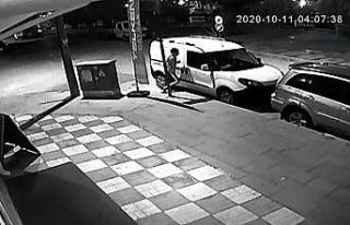 Hırsızlık şüphelisi soyduğu arabanın kapısını...