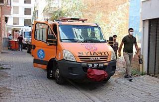 Hırsızlık zanlısı polisleri görünce 10 metre...
