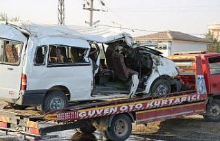 Hızını alamadı beton direğe çarptı: 2 ölü,...