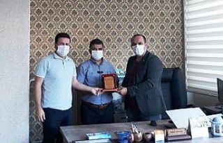 Hizmetleri plaketle ödüllendirildi
