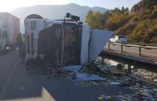 Hurda yüklü tır devrildi: 1 yaralı