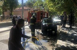 İçerisinde askerlerin bulunduğu otomobilde çıkan...