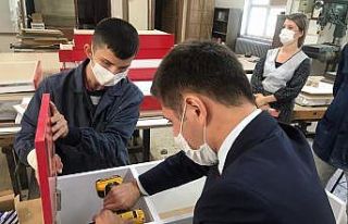 İhtiyaç sahibi öğrencilere çalışma masası