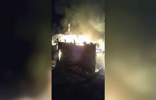 İki katlı ahşap ev kül oldu