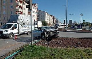 İki otomobil çarpıştı: 1 yaralı