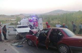 İki otomobil kafa kafaya çarpıştı: 1 ölü, 3...