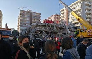 İkizler, enkaz altından çıkarılmayı bekliyor