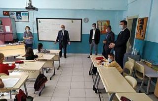 İlçe Milli Eğitim Müdürü Mahmut Demir, okullardaki...