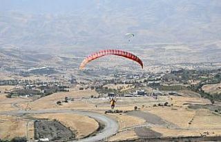 İnegöllü yamaç paraşütçüleri Şırnak’tan...