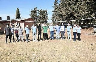 İnşa ettikleri voleybol sahasında ilk maçı mahalleliyle...