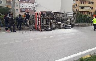 İnşaat malzemeleri yüklü kamyon devrildi: 2 yaralı