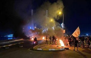 Irak’ta protestocular siyasi parti binalarını...