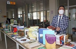 İran konsolosu Halk Kütüphanesi’ne bin kitap...