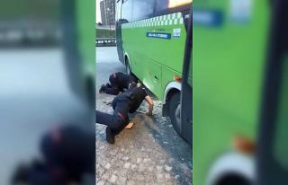 Isınmak için otobüsünün motor kısmına giren...