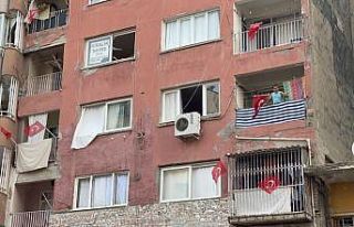 İskenderun’da balkonlara ve iş yerlerine Türk...