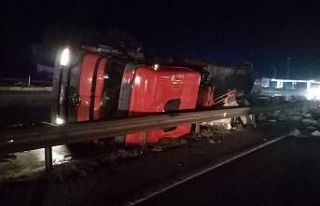 Islak zeminde kayan tır böyle devrildi