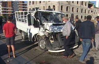 Isparta’da kamyonet park halindeki araca çarptı:...