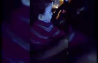 İstanbul trafiğinde direksiyondaki bebek şoför...