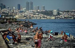 İstanbullular serinlemek için denize girdi