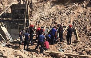 İstinat duvarı yapımında göçük: 2 işçi hayatını...