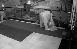 İşyerinin önündeki çiçek saksını boşaltıp...