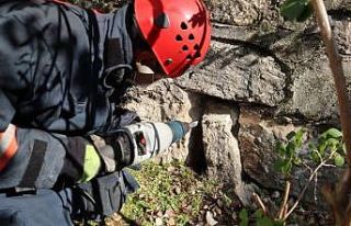 İtfaiye ekipleri yavru kediyi kurtardı