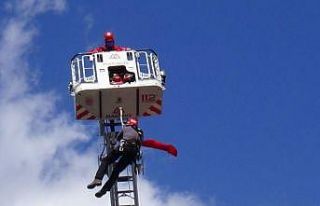 İtfaiye kurtarma ekibinin ip gösterisi nefesleri...