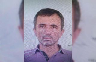 İzmir’de bir kişi hastane bahçesindeki bank üzerinde...